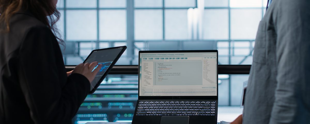 Pentesting empresarial: qué es, qué tipos existen y cuándo tiene sentido hacerlo 2 devices used by artificial intelligence it experts server farm